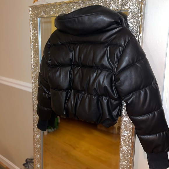 Black slightly cropped Puffer jacket - Picture 2 of 3